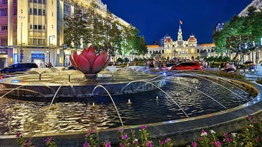 Tác phẩm Đài sen phun nước trước Ủy ban nhân dân Thành phố Hồ Chí Minh của tác giả Nguyễn Minh Quân.
