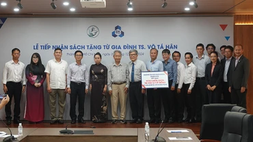 Các đại biểu chụp ảnh lưu niệm tại lễ tiếp nhận sách.