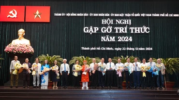 Lãnh đạo Thành phố Hồ Chí Minh tri ân và chúc mừng các đại biểu trí thức là Anh hùng Lực lượng vũ trang nhân dân, Nhà giáo nhân dân, Thầy thuốc nhân dân, Nghệ sĩ nhân dân, Nhà nghiên cứu.
