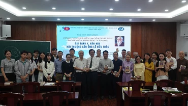 Các đại biểu chụp ảnh lưu niệm tại buổi tọa đàm.