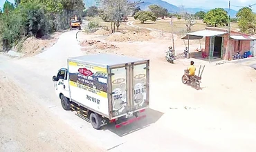 Hình ảnh chiếc ô-tô vận chuyển gỗ trái phép được theo dõi qua camera giám sát, sau đó bị lực lượng công an bắt giữ.