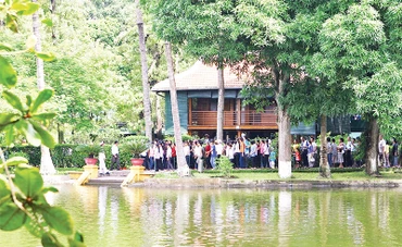 Người dân thăm nhà sàn trong Phủ Chủ tịch, nơi Bác Hồ từng sống và làm việc. (Ảnh AN THÀNH ĐẠT) 