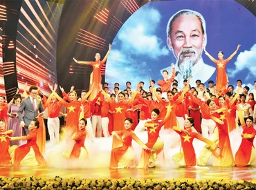 Chương trình ca múa nhạc tại Lễ trao giải thưởng sáng tác, quảng bá tác phẩm văn học, nghệ thuật , báo chí về chủ đề Học tập và làm theo tư tưởng, đạo đức, phong cách Hồ Chí Minh. Ảnh | TRẦN HẢI