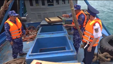 Lực lượng chức năng của Bộ Tư lệnh Vùng Cảnh sát biển 3 kiểm tra tàu TG-94458.TS chở khoảng 35.000 lít dầu DO không rõ nguồn gốc. 