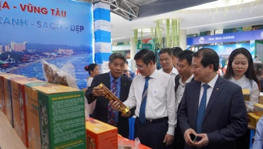 Các đại biểu tham quan các gian hàng sản phẩm OCOP bên ngoài Hội nghị.