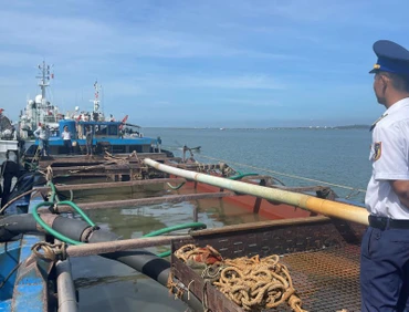 Dẫn giải tàu BTr-7688 về tới cảng Hải đội 301 tại thành phố Vũng Tàu.
