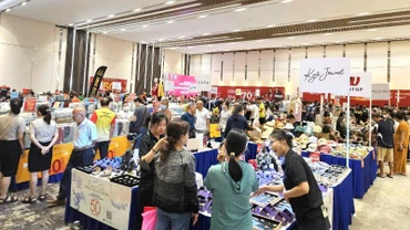 Quy mô 120 gian hàng với nhiều sản phẩm hàng hiệu đã đem lại cho người tiêu dùng, khách du lịch trải nghiệm mua sắm dịp cuối năm.