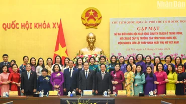 Chủ tịch Quốc hội Trần Thanh Mẫn, các Phó Chủ tịch Quốc hội chụp ảnh lưu niệm với các nữ đại biểu.
