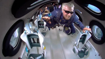 Richard Branson trong một lần trải nghiệm môi trường không trọng lực. 