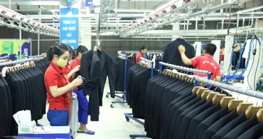 Công nghiệp may mặc Việt Nam có khả năng bị ảnh hưởng nặng nề từ chính sách thuế quan mới của Hoa Kỳ. Ảnh: Lê Danh Lam