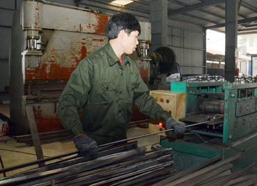 Sản xuất cấu kiện kim loại tại doanh nghiệp tư nhân Phương Nam, xã Phùng Xá, huyện Thạch Thất, Hà Nội. (Ảnh ĐĂNG DUY)