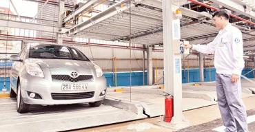 Bãi đỗ xe hiện đại tại khu vực phố Trần Nhật Duật, một trong số ít bãi đỗ xe được xây dựng trong thời gian qua. (Ảnh MAI NGỌC)