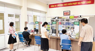 Mặt trận Tổ quốc phường Thành Công (quận Ba Đình, Hà Nội) giám sát công tác cải cách hành chính tại Ủy ban nhân dân phường.