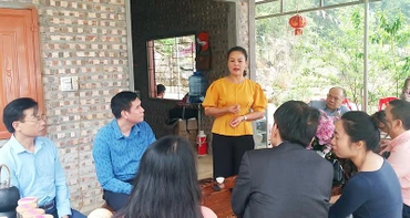Chủ tịch Hội đồng quản trị Hợp tác xã Suối Giàng (Văn Chấn, Yên Bái) Lâm Thị Kim Thoa giới thiệu mô hình sản xuất, kinh doanh chè kết hợp làm du lịch của Hợp tác xã.