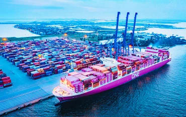 Cảng biển Hải Phòng đang phát triển hiện đại và mở rộng ra phía biển. (Ảnh: NGUYỄN ĐỨC NGHĨA) 
