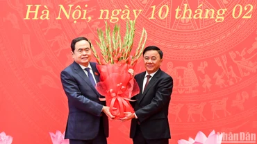 Thường trực Ban Bí thư Trần Cẩm Tú tặng hoa chúc mừng Bí thư Đảng ủy Quốc hội, Chủ tịch Quốc hội Trần Thanh Mẫn và Đảng bộ Quốc hội.