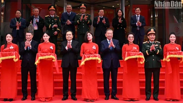 Tổng Bí thư Tô Lâm, Chủ tịch Quốc hội Trần Thanh Mẫn cùng các đồng chí lãnh đạo Đảng, Nhà nước thực hiện nghi thức khánh thành Viện Bảo vệ, chăm sóc sức khỏe cán bộ Trung ương. 