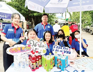 Tại mỗi điểm thi, các tình nguyện viên luôn truyền năng lượng tích cực đến thí sinh.
