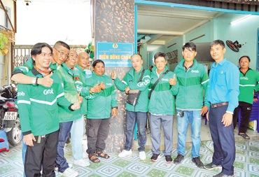 "Điểm dừng chân" miễn phí ở quận Bình Tân là nơi để tài xế xe ôm nghỉ ngơi, trò chuyện, bảo dưỡng xe máy.