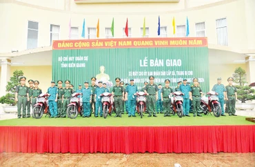 Lãnh đạo Bộ Chỉ huy quân sự tỉnh Kiên Giang bàn giao xe máy cho đại diện Ban Chỉ huy quân sự các xã trên địa bàn tỉnh. 
