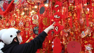 Hơn một tháng nữa mới đến Tết Giáp Thìn 2024, dọc hai bên đường Hải Thượng Lãn Ông (quận 5, Thành phố Hồ Chí Minh ) đã bắt đầu bày bán những mặt hàng trang trí Tết.