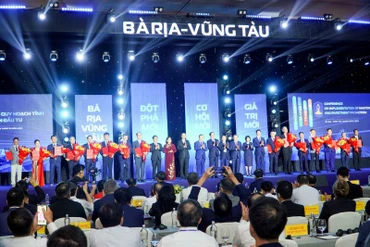 Bà Rịa-Vũng Tàu tiến hành trao Giấy chứng nhận đăng ký đầu tư, Quyết định chủ trương đầu tư cho 15 dự án trong và ngoài nước tiêu biểu. 