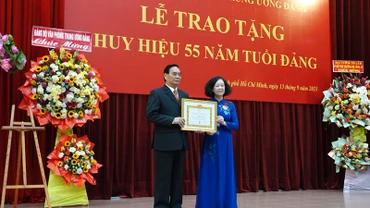 Đồng chí Trương Thị Mai, Thường trực Ban Bí thư, Trưởng Ban tổ chức Trung ương trao Huy hiệu 55 năm tuổi Đảng cho đồng chí Lê Hồng Anh.