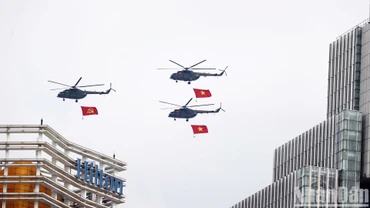 Đây là lần đầu tiên các phi phi công của lực lượng của nhiều đơn vị không quân của Quân chủng Phòng không-Không quân (Bộ Quốc phòng ) tiến hành nhiệm vụ bay kéo cờ xuất phát từ sân bay Biên Hòa ( Đồng Nai ) về Thành phố Hồ Chí Minh.