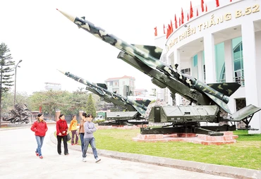 Khách tham quan Bảo tàng chiến thắng B-52 (TP Hà Nội). Ảnh | TRẦN HẢI