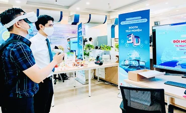 Trải nghiệm công nghệ thực tế ảo tại Sở Khoa học và Công nghệ Hải Phòng.
