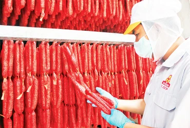 Công nhân Công ty VISSAN kiểm tra sản phẩm lạp xưởng phục vụ thị trường Tết Nguyên đán Quý Mão 2023. (Ảnh CTV)