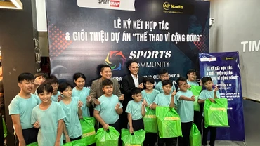 Tặng quà cho các em trường phổ cập Vinh Sơn-Bình Tân, Thành phố Hồ Chí Minh.