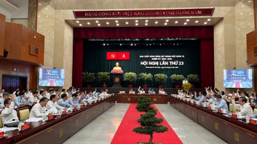 Các đại biểu biểu quyết thông qua nội dung hội nghị.