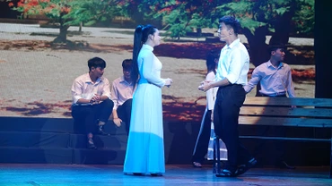 Khang (Võ Minh Lâm) và Phượng (Kim Luận) có một tình yêu trong sáng.