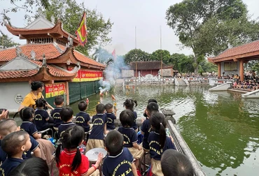 Học sinh xem biểu diễn rối nước ở phường rối Đào Thục (xã Thụy Lâm, huyện Đông Anh).