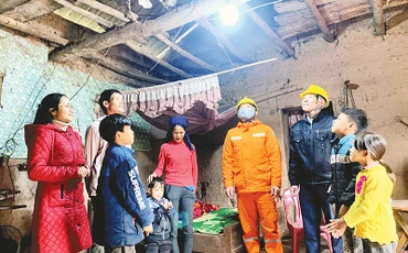 Người dân thôn Phai Vài, xã Lợi Bác (Lộc Bình, Lạng Sơn) vui mừng vì có điện lưới quốc gia.