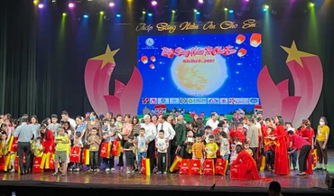 Đại diện lãnh đạo Đảng, Nhà nước và Hội Cứu trợ trẻ em tàn tật Việt Nam trao tặng các phần quà cho 200 trẻ em khuyết tật tiêu biểu.