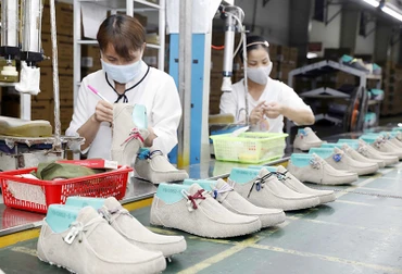 Sản xuất giày xuất khẩu tại Công ty cổ phần Giày Hồng An, xã Liên Sơn, huyện Lương Sơn, Hòa Bình. (Ảnh TRẦN VIỆT) 