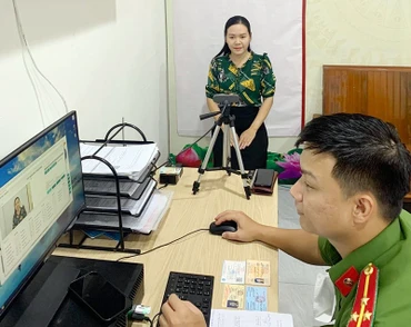 Công an phường Hải Châu 1, quận Hải Châu làm thủ tục định danh điện tử cho người dân. (Ảnh CÔNG AN PHƯỜNG HẢI CHÂU 1)