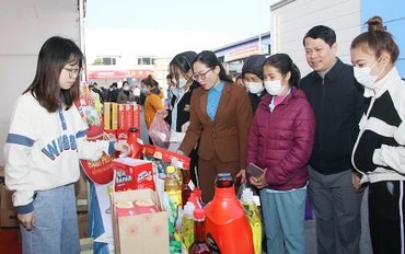 Lãnh đạo Liên đoàn Lao động tỉnh Thái Nguyên kiểm tra chất lượng hàng hóa tại các phiên chợ 0 đồng phục vụ công nhân. (Ảnh THẾ BÌNH)