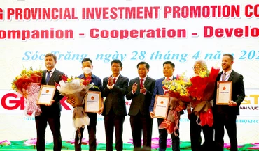 Lãnh đạo tỉnh Sóc Trăng trao giấy phép cho các dự án đầu tư ký kết năm 2022.