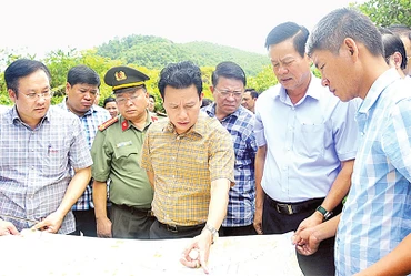 Các đồng chí lãnh đạo tỉnh Hà Giang kiểm tra bản đồ hướng tuyến cao tốc Tuyên Quang-Hà Giang. 