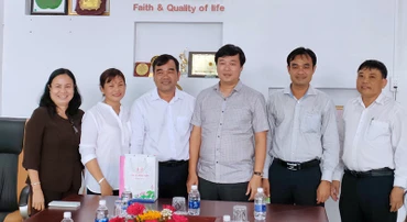Đồng chí Lê Quốc Phong, Ủy viên Trung ương Đảng, Bí thư tỉnh ủy Đồng Tháp (người đứng thứ ba từ phải sang trái) thăm doanh nghiệp ở huyện Tháp Mười.