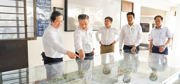 Bộ trưởng Giáo dục và Đào tạo Nguyễn Kim Sơn tham quan mô hình Dự án đầu tư xây dựng cơ sở UPES tại xã Nhơn Đức, huyện Nhà Bè, TP Hồ Chí Minh.