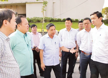 Đồng chí Đồng Văn Thanh (thứ 3 từ trái qua), Phó Bí thư Tỉnh ủy, Chủ tịch UBND tỉnh Hậu Giang kiểm tra tiến độ dự án tại Khu công nghiệp Sông Hậu, huyện Châu Thành.
