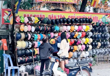 Mũ bảo hiểm kém chất lượng được bày lẫn với mũ bảo hiểm tốt để bán cho người tiêu dùng.