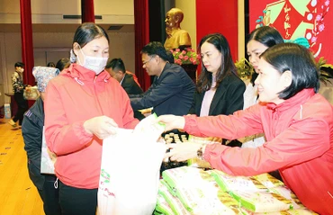 Đại diện Hội Chữ thập đỏ quận Dương Kinh (Hải Phòng) phối hợp các đơn vị trao quà cho các gia đình chính sách, tại Chương trình "Tết nhân ái Xuân Quý Mão 2023". (Ảnh ĐỨC TRÍ)