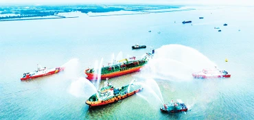 Lực lượng Cảnh sát phòng cháy, chữa cháy và cứu nạn, cứu hộ trên sông (Công an thành phố Hải Phòng) diễn tập chữa cháy, cứu nạn, cứu hộ trên khu vực biển Hải Phòng. (Ảnh ĐỨC NGHĨA)
