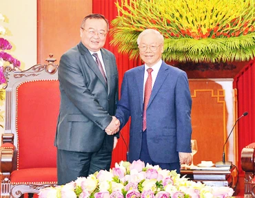 Tổng Bí thư Nguyễn Phú Trọng với Trưởng Ban Liên lạc Đối ngoại Trung ương Đảng Cộng sản Trung Quốc Lưu Kiến Siêu. (Ảnh VĂN HIẾU)