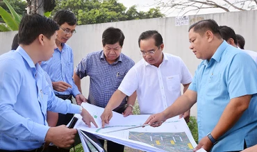 Đồng chí Nguyễn Văn Được (thứ hai từ phải sang) kiểm tra, chỉ đạo đẩy nhanh tiến độ thực hiện công trình đường vành đai 3 - Thành phố Hồ Chí Minh qua địa bàn tỉnh Long An.